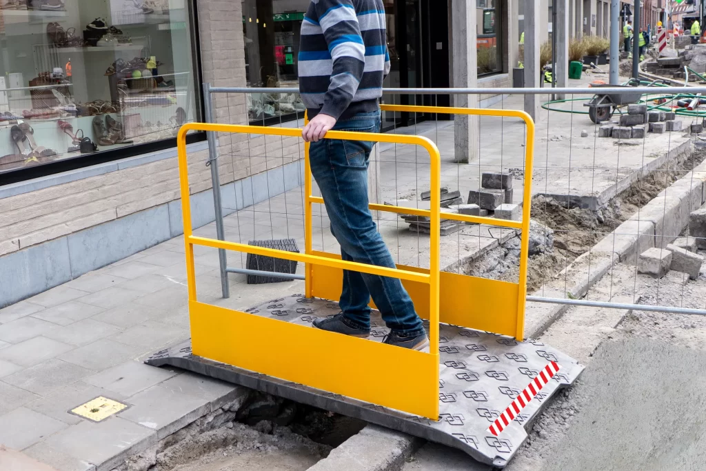 Kunststof loopbrug voor werven, wegenwerken en infrastructuur. Antislip oppervlak, afneembare leuningen en draagvermogen tot 1000 kg.